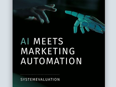 Titelbild des Reports: Menschliche Hand berührt Roboterhand; Titel: AI meets Marketing Automation – Systemevaluation
