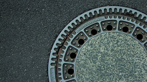 Ein Gullydeckel im Anschnitt