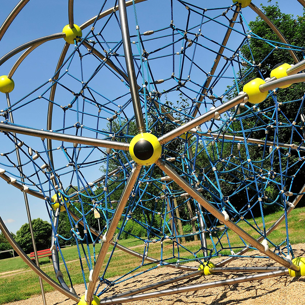 Verschlungenes Klettergerüst auf einem Spielplatz